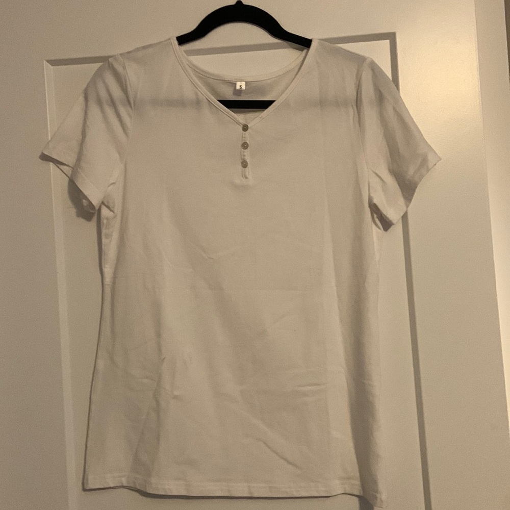 Women’s Henley top with buttons
